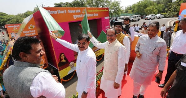 CM शिवराज ने 'विकास रथों' को हरी झंडी दिखाकर किया रवाना, कहा- हम अपना रिपोर्ट कार्ड लेकर जा रहे जनता के बीच