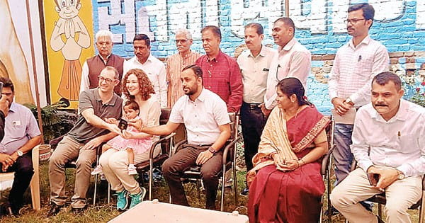 गोद लेने वाले अभिभावक के हाथों में खुद बच्चे को सौंपते हैं कलेक्टर