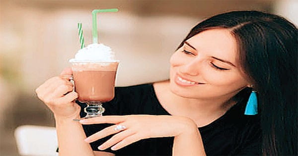 क्रंची बेल्जियन वफल और हेजलनट के साथ बनाए जा रहे चॉकलेट मिल्क शेक