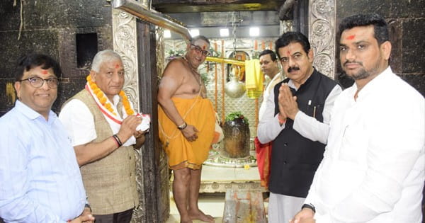VIDEO : उज्जैन पहुंचे केंद्रीय राज्य मंत्री वीके सिंह, बाबा महाकाल के दर्शन कर की पूजा अर्चना, मंदिर समिति ने किया सम्मान