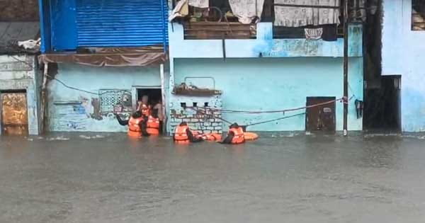 इंदौर में भारी बारिश : निचली बस्ती के घरों को कराया जा रहा खाली, महापौर ने जारी किए हेल्पलाइन नंबर