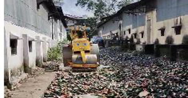 स्वास्थ्य के लिए "हानिकारक" 1 करोड़ 30 लाख की बीयर पर चला रोड रोलर, 6562 पेटियां हो गई थीं एक्सपायर