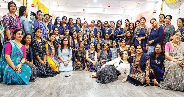 अब फिटनेस स्टूडियो में कैलोरी काउंट कम करने के लिए चल रहा वर्कआउट गरबा