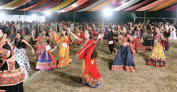 महाआरती के बाद शुरू हुआ गरबा, स्टूडेंट्स ने तीन ताली, फ्रीस्टाइल के बाद किया डांडिया