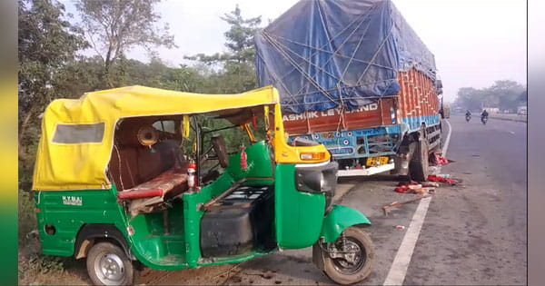 मुजफ्फरपुर में अनियंत्रित ऑटो ने खडे ट्रक में पीछे से टक्कर मारी, 3 की मौत; 8 घायल