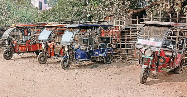 अवैध तरीके से चार्जिंग कर चल रहे ई-रिक्शे, भोपाल-ग्वालियर में बिजली कंपनी को चपत