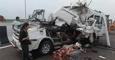 कोटा में दर्दनाक हादसा : ट्रक में घुसी मिनी बस, 4 की मौत, 10 घायल, सगाई से लौट रहा था परिवार