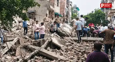 रोहिणी में भरभराकर गिरी इमारत, मलबे में लोगों के दबे होने की आशंका; राहत-बचाव कार्य जारी