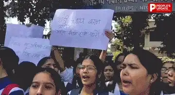 भोपाल में टीचर पर गंभीर आरोप, सड़क पर बैठे छात्र; बोले- फेल करने की धमकी देकर कराती हैं घर का काम