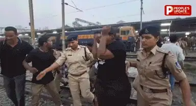 इटारसी जंक्शन पर हंगामा, दिल्ली जा रहे CJP कार्यकर्ताओं को ट्रेन से उतारा; छात्रा ने लगाए बदसलूकी के आरोप
