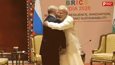 PM मोदी ने गले लगकर किया रूस के राष्ट्रपति पुतिन का स्वागत... मोदी ने भेंट की किताब, दोनों की मुलाकात में दिखी गर्मजोशी