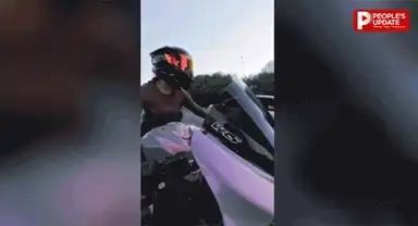 पहले रुकने का इशारा, फिर टक्कर मारकर भागे कार सवार, कैमरे में कैद हुई महिला राइडर से बदसलूकी