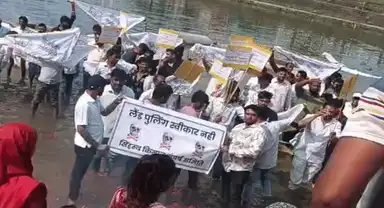 उज्जैन में सिंहस्थ के लिए भूमि अधिग्रहण का विरोध तेज, किसानों ने श्मशान में किया प्रदर्शन, जल सत्याग्रह रोकने पुलिस ने की सख्ती