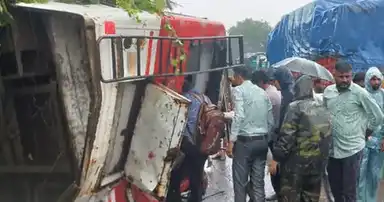 कंटेनर की टक्कर से पलटी बस, ड्राइवर की मौत, 15 घायल, जांच में जुटी पुलिस