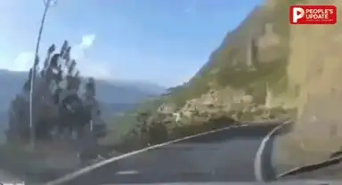 पहाड़ों में सुहाना सफर बना हादसा, 22 सेकंड में 100 फीट नीचे जा गिरी कार, देखें चौंकाने वाला VIDEO