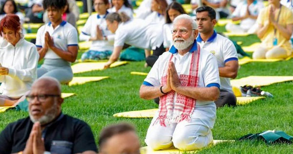 PM मोदी ने विशाखापट्टनम में किया योग, कहा- ये तनाव से गुजर रही दुनिया के लिए पॉज बटन जैसा